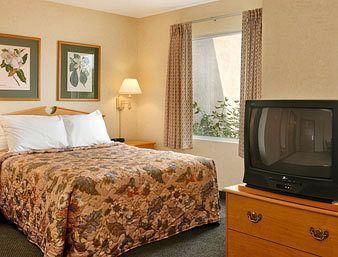 Photo of Days Inn & Suites by Wyndham Bridgeport - Clarksburg