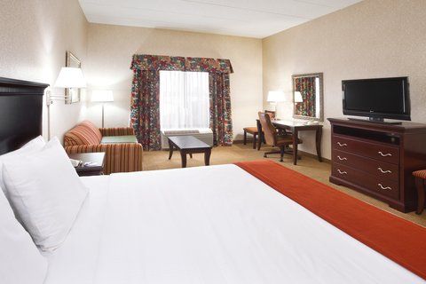 Photo of Baymont Inn & Suites by Wyndham Findlay