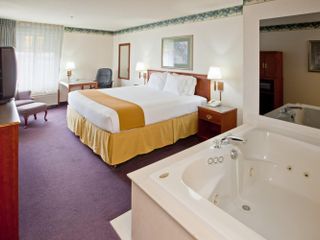 Фото отеля Holiday Inn Express Holland, an IHG Hotel