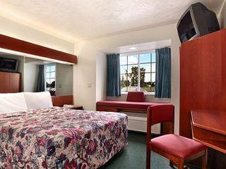 Фото отеля Microtel Inn & Suites by Wyndham Holland