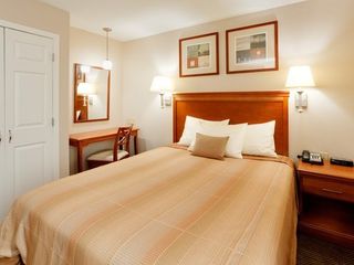 Фото отеля Candlewood Suites Windsor Locks, an IHG Hotel