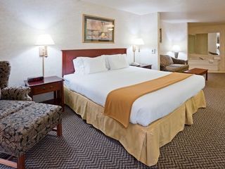 Фото отеля Holiday Inn Express Hotel & Suites Fort Atkinson, an IHG Hotel