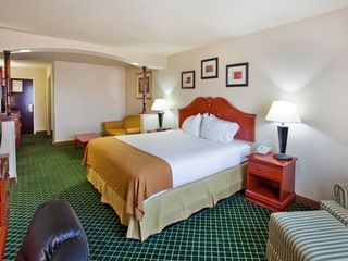 Фото отеля Holiday Inn Express Hotel & Suites Hinesville, an IHG Hotel