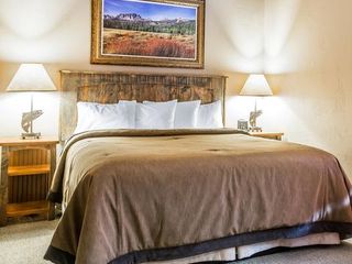 Фото отеля Yellowstone Valley Lodge, Ascend Hotel Collection