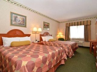 Фото отеля Napoleon Inn & Suites