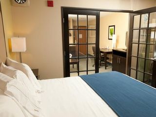 Фото отеля Holiday Inn Express Hotel & Suites Bloomington-Normal University Area,