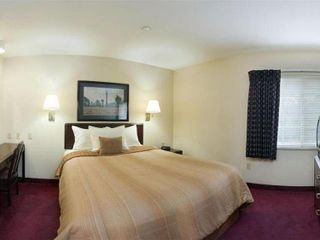 Hotel pic Sonesta Simply Suites Cleveland North Olmsted Airport