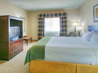 Фото отеля Holiday Inn Express & Suites Portales, an IHG Hotel
