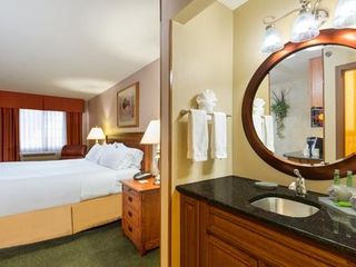 Фото отеля Holiday Inn Express Hotel & Suites Raton, an IHG Hotel