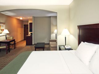 Фото отеля Holiday Inn Express Hotel & Suites Shawnee I-40, an IHG Hotel