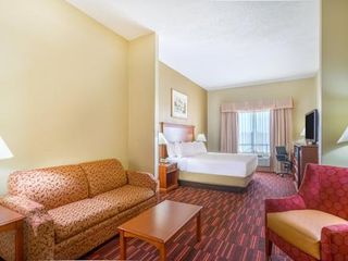 Фото отеля Holiday Inn Express Hotel & Suites Woodbridge, an IHG Hotel