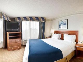 Фото отеля Holiday Inn Express Hotel & Suites Tacoma, an IHG Hotel