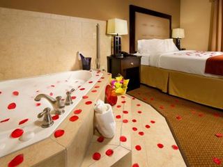 Фото отеля Holiday Inn Express & Suites Van Buren-Fort Smith Area, an IHG Hotel