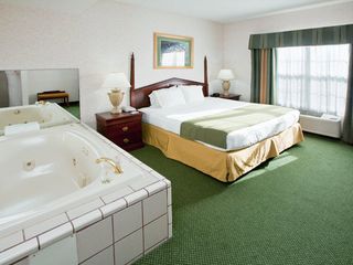 Фото отеля Holiday Inn Express & Suites Bad Axe, an IHG Hotel