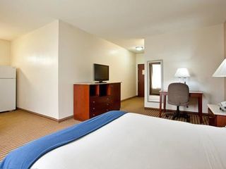 Фото отеля Holiday Inn Express and Suites Three Rivers, an IHG Hotel
