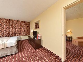 Фото отеля Econo Lodge Inn & Suites Triadelphia