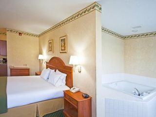 Фото отеля Holiday Inn Express Hotel & Suites Charlotte, an IHG Hotel