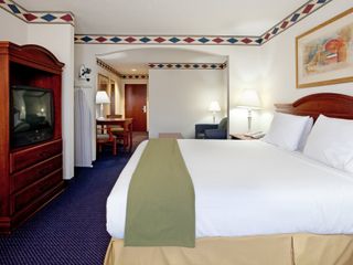 Фото отеля Holiday Inn Express Hotel & Suites Mebane, an IHG Hotel
