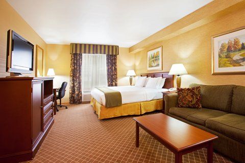 Holiday Inn Express & Suites Iron Mountain, an IHG Hotel