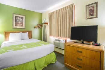 Photo of Econo Lodge  Inn & Suites