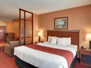 Фото отеля Quality Suites Near Cedar Creek Lake
