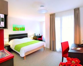 NearBy Hotel