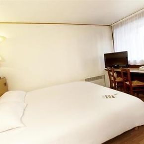 NearBy Hotel