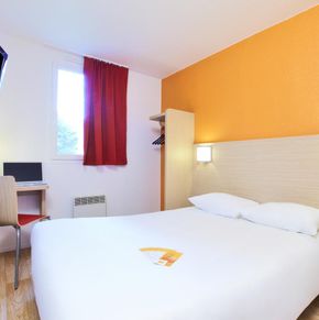 NearBy Hotel
