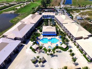Фото отеля Holiday Inn Resort Grand Cayman, an IHG Hotel