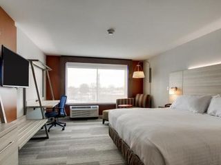 Фото отеля Holiday Inn Express & Suites Galesburg, an IHG Hotel