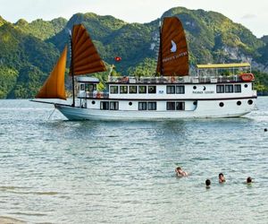 Phoenix Luxury Cruise Halong Phuong Tuan Chau Vietnam