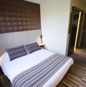 NearBy Hotel