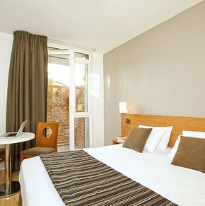 NearBy Hotel