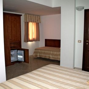 NearBy Hotel