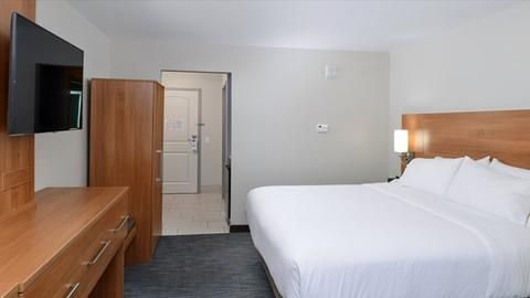 Holiday Inn Express & Suites Lexington Midtown – I-75, an IHG Hotel