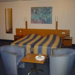 NearBy Hotel