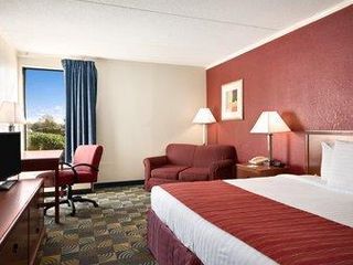 Фото отеля Days Inn & Suites by Wyndham Fort Bragg/Cross Creek Mall
