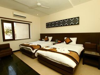 Фото отеля Capital O 9367 Hotel Agra Cantt