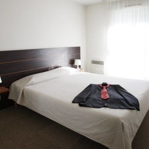 NearBy Hotel