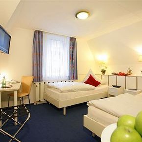 NearBy Hotel