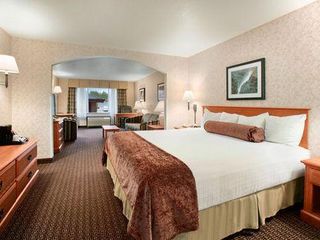 Фото отеля Best Western PLUS Cascade Inn & Suites