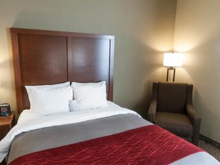 Hotel pic Comfort Inn & Suites LaGrange
