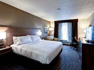 Фото отеля Holiday Inn Express & Suites Manhattan, an IHG Hotel