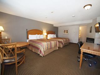 Фото отеля First Canada Hotel Cornwall Hwy 401 ON