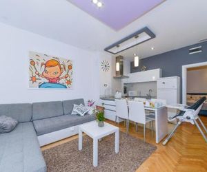Family friendly apartment, great for children, huge yard and lots of toys Promajna Croatia