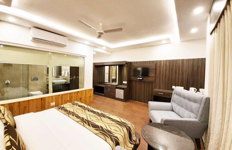 LAVISH INN