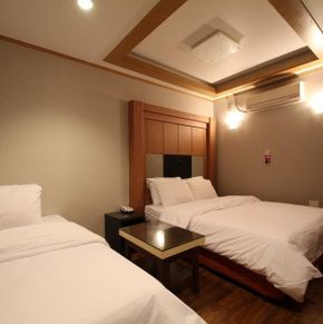 NearBy Hotel