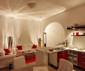 Casa bianca rossa viola Palau Italy