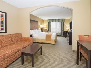Фото отеля Holiday Inn Express Hotel & Suites Lexington, an IHG Hotel