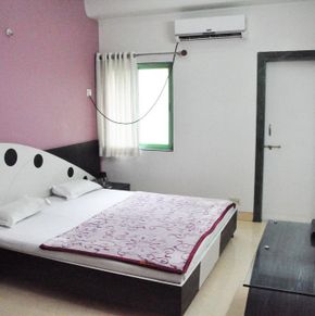 NearBy Hotel